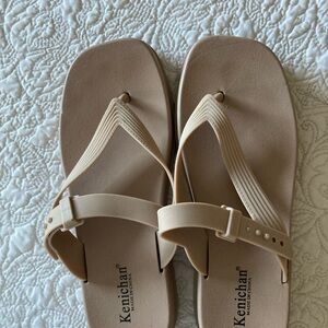 Women's light mauve flip flops